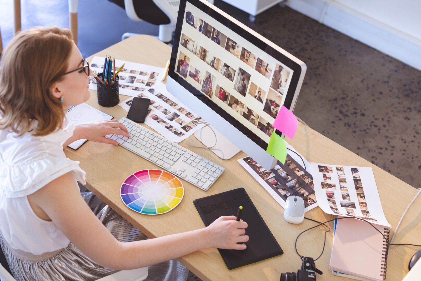 diseño visual profesional - diseñadora gráfica trabajandoo