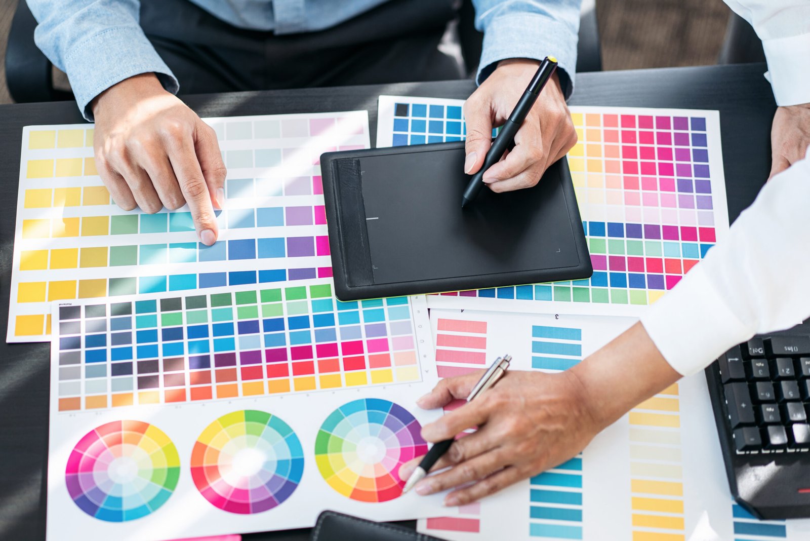 Equipo creativo diseñando