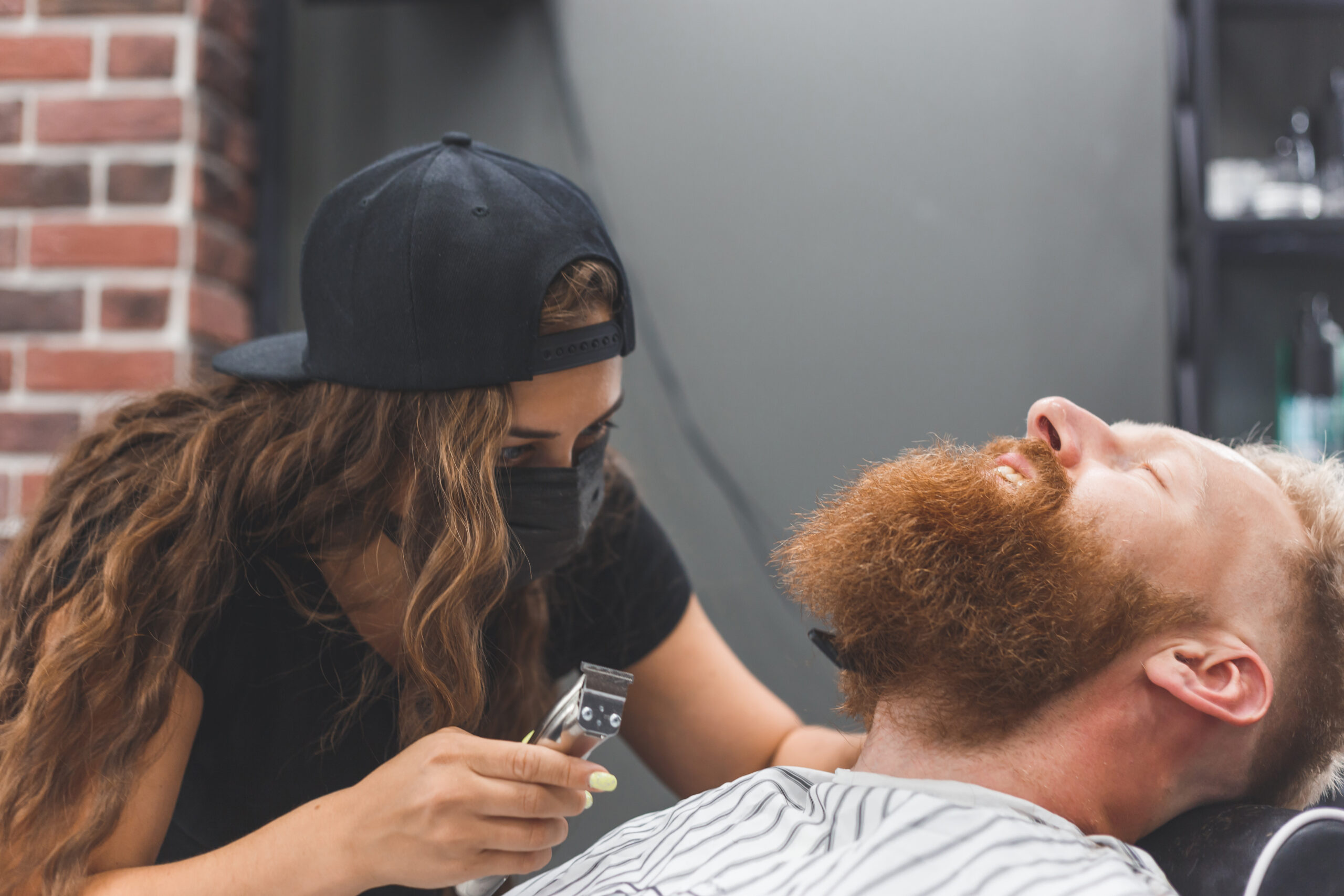 Profesional de barbería atendiendo a un cliente — ejemplo de gestión de redes