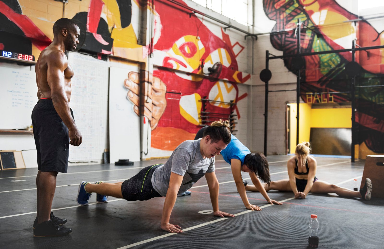 Personas entrenando en grupo, ideal para una web de captación para crossfit en Mataró