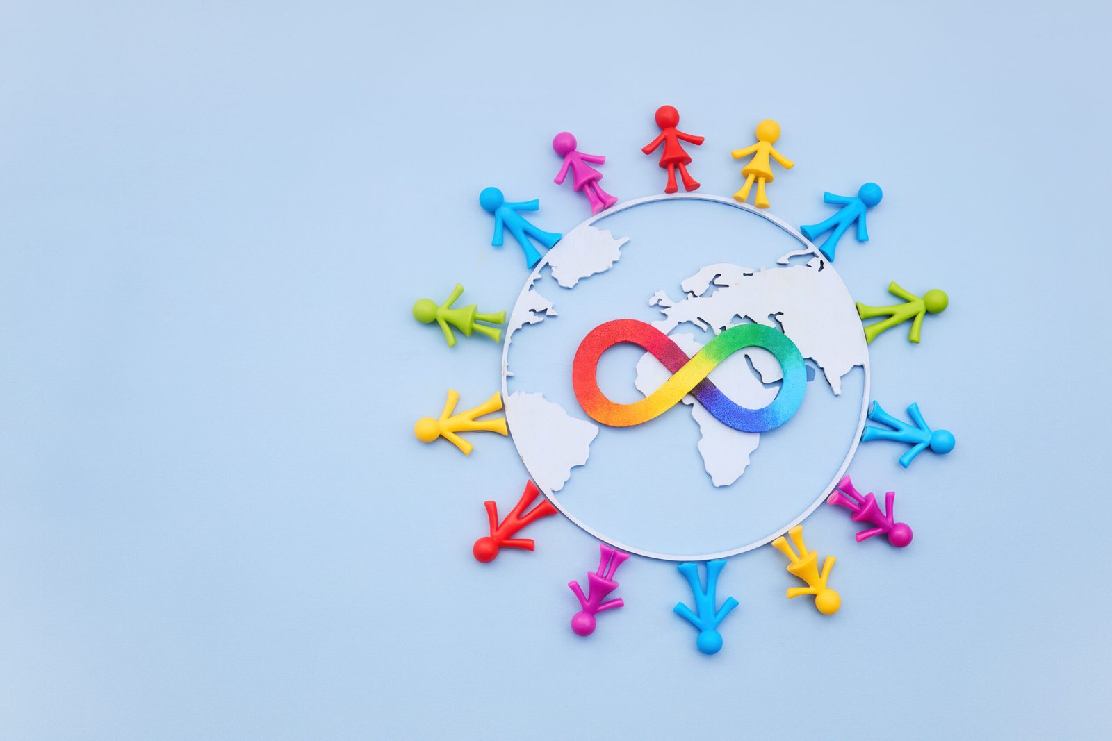 Grupo de personas con iconografía digital y comunicación visual, imagen conceptual para estrategia social media y posicionamiento de clínicas dentales en Murcia