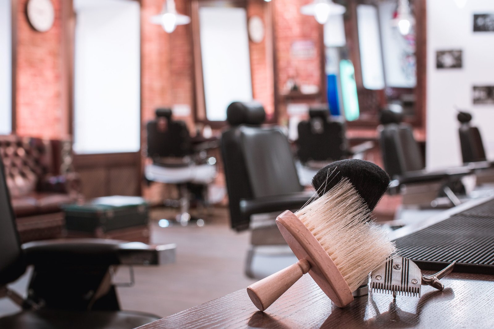 Herramientas de barbería sobre fondo de madera, ideal para una web profesional de barbería en Mataró