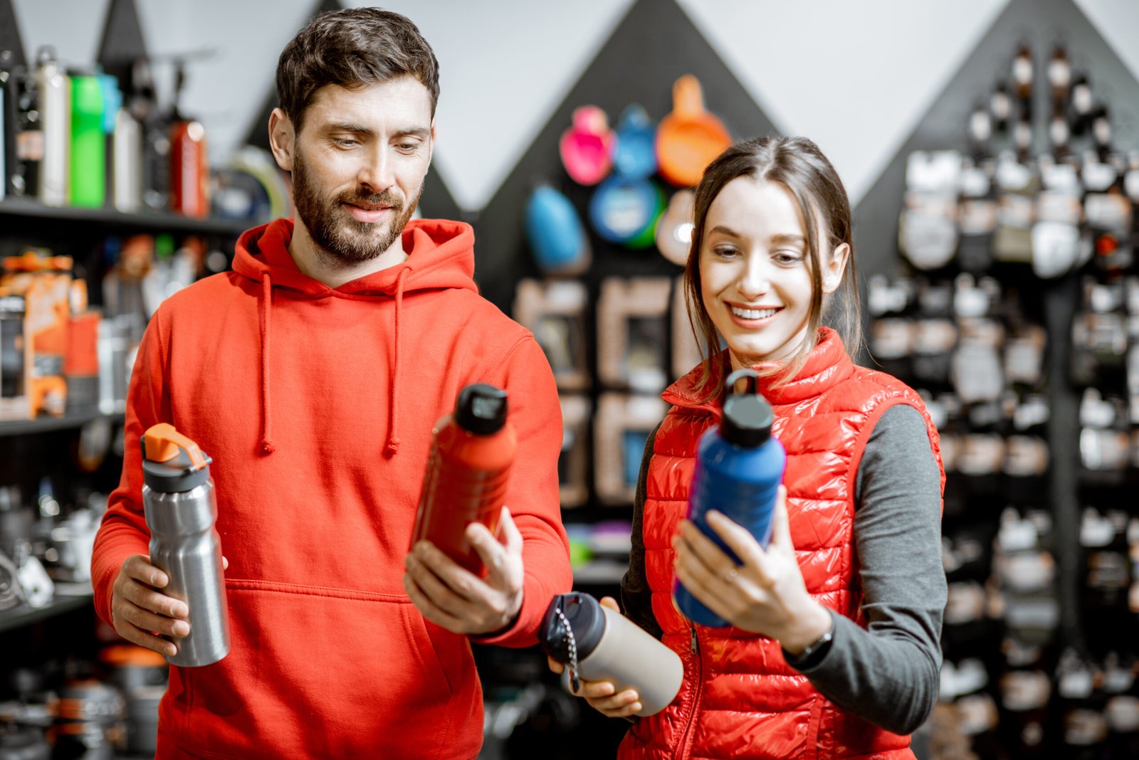Clientes comparando productos en tienda, ideal para una landing de nutrición en Mataró orientada a ventas