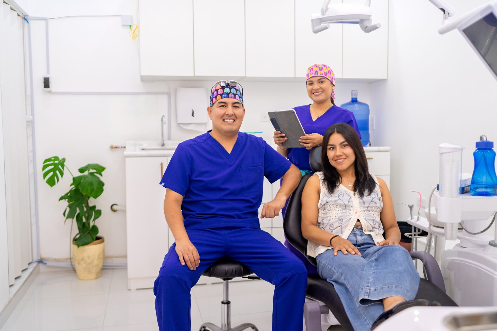 Equipo dental con paciente sonriendo en clínica dental, ideal para una web profesional en Mataró