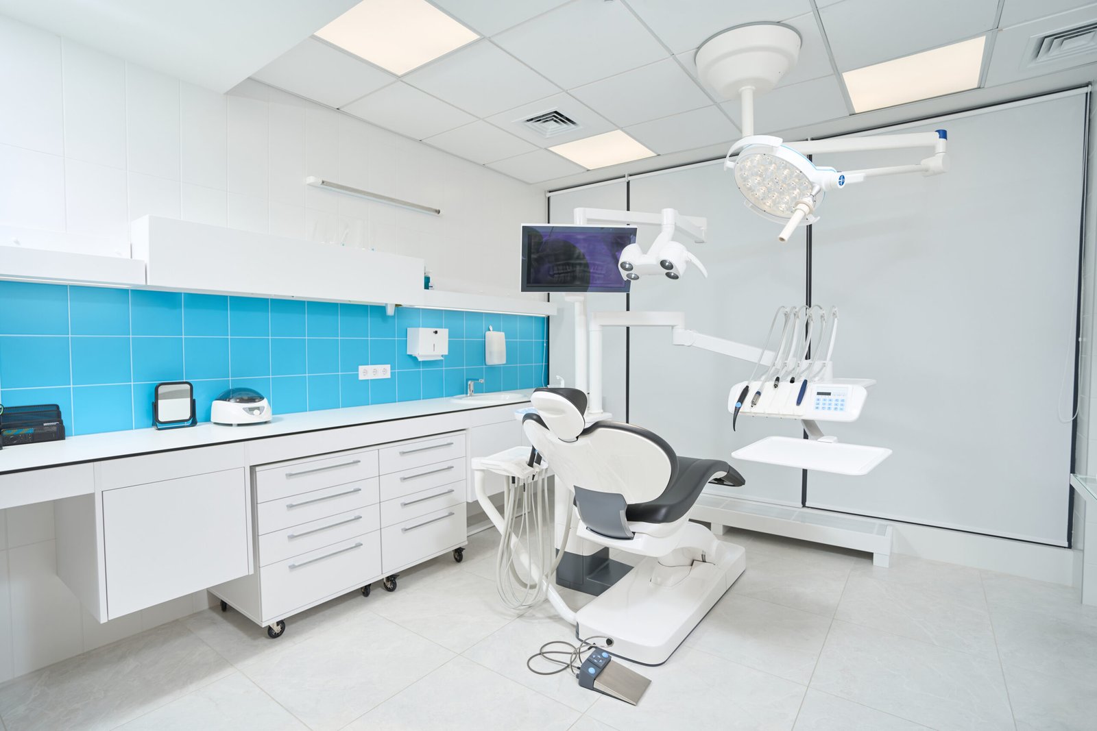 Interior moderno de clínica dental con equipamiento médico, ideal para una web de clínica dental en Mataró