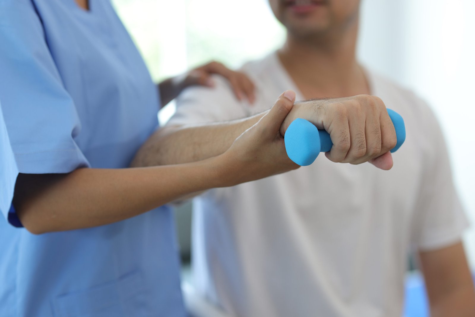 Sesión de tratamiento en consulta de fisioterapia, ideal para una web de captación de pacientes en Mataró