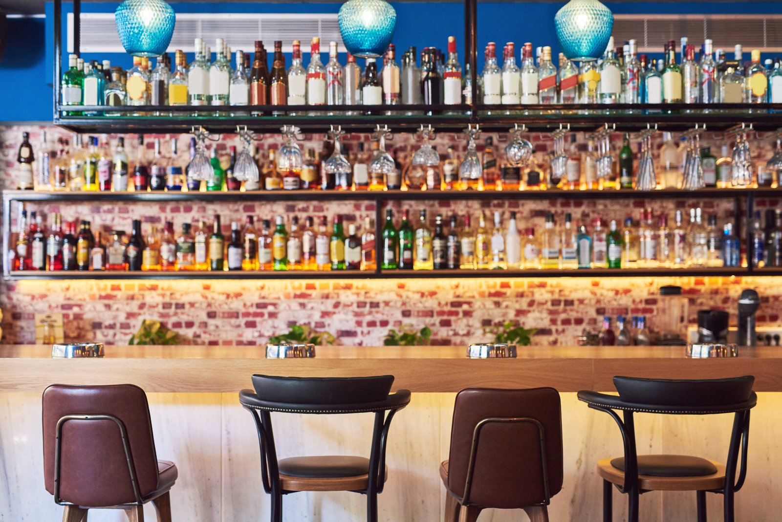 Grupo disfrutando cócteles en un bar o chiringuito, ideal para una web de hostelería en Mataró