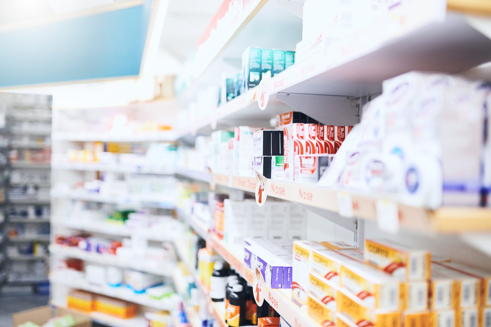 Profesional farmacéutica mostrando atención y confianza, ideal para una página web de farmacia en Mataró