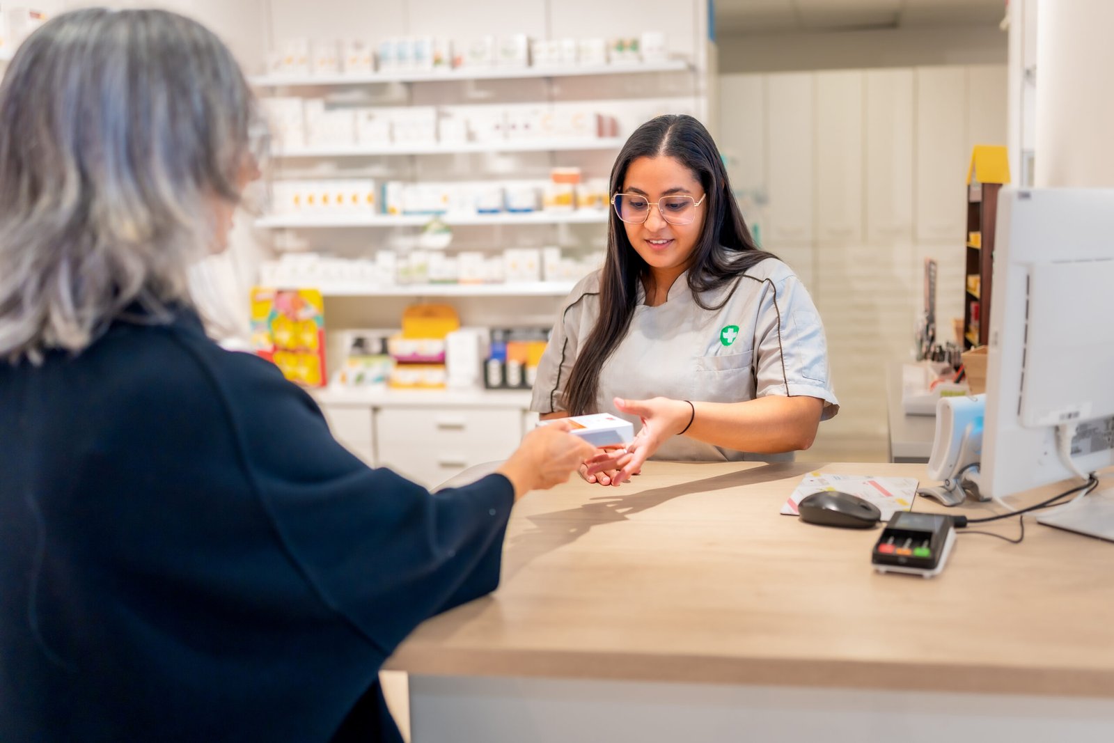 Cliente comprando en una farmacia moderna, ideal para representar una web de farmacia o parafarmacia en Mataró