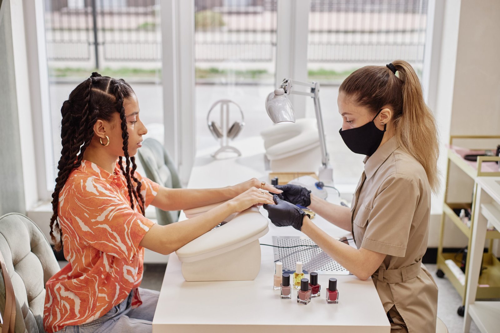Clienta recibiendo manicura en salón profesional, ideal para una web de captación en Mataró