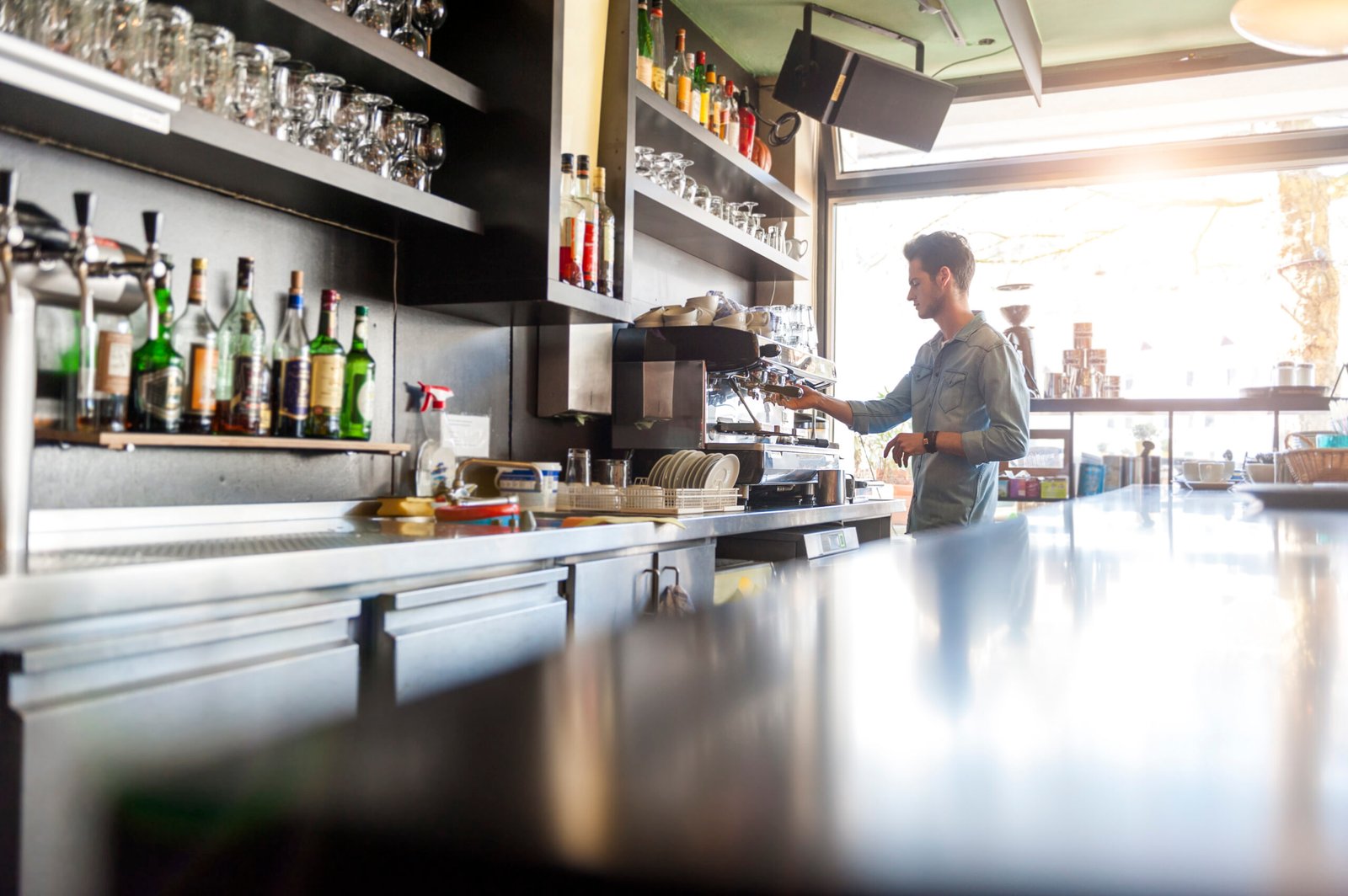 Barista preparando café en un bar o cafetería, ideal para una web de hostelería en Mataró