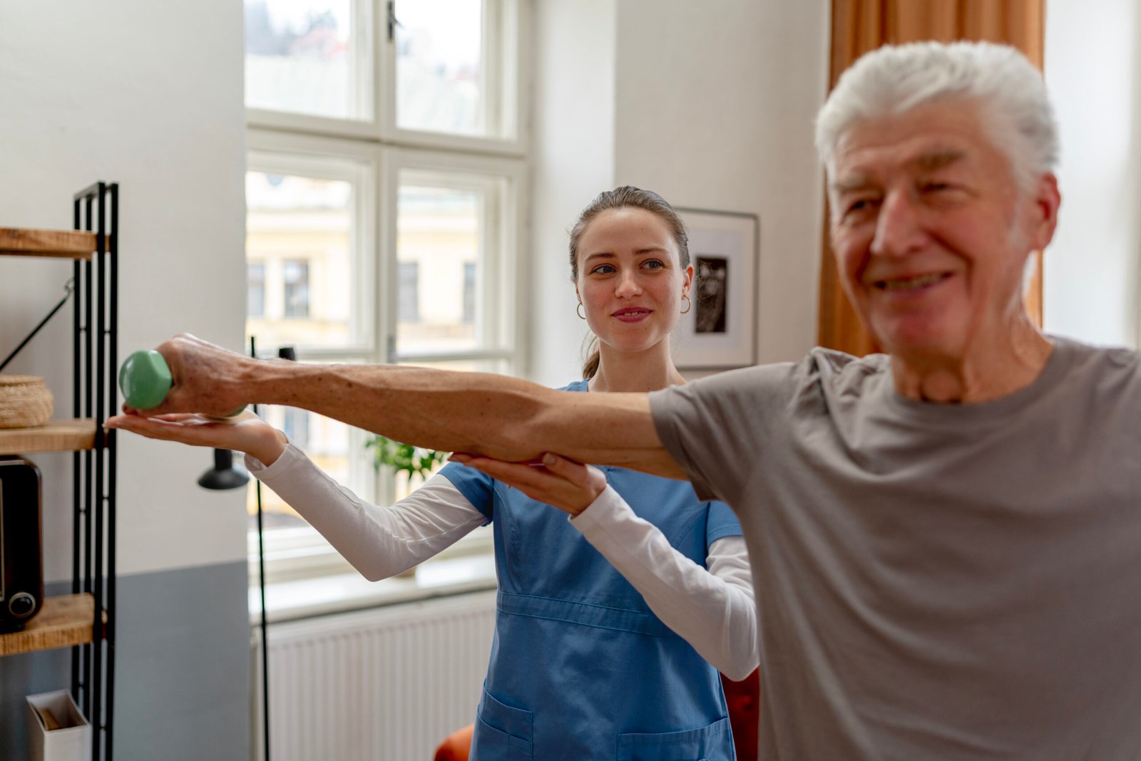 Profesional guiando ejercicios de rehabilitación a un paciente, ideal para una web de fisioterapia en Mataró
